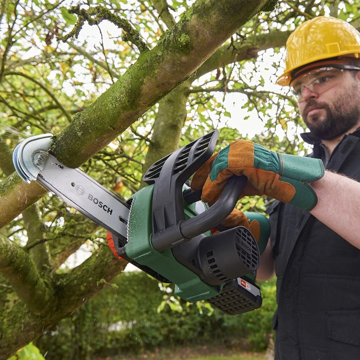 Bosch UniversalChain 18v Cordless Chainsaw - Image 3