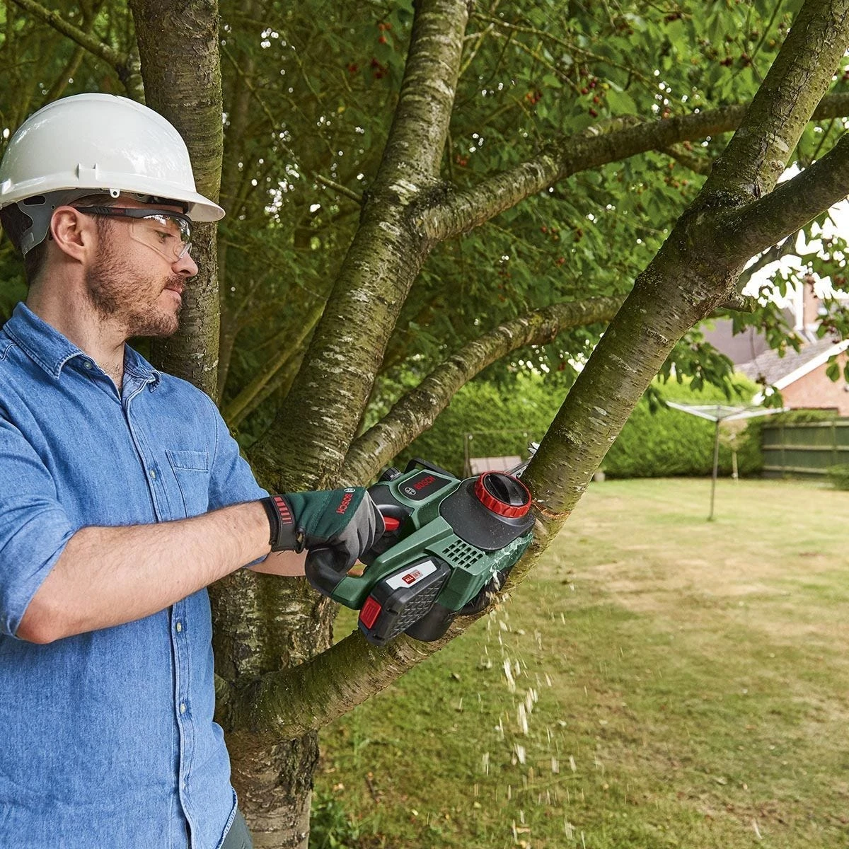 Bosch UniversalChain 18v Cordless Chainsaw - Image 4