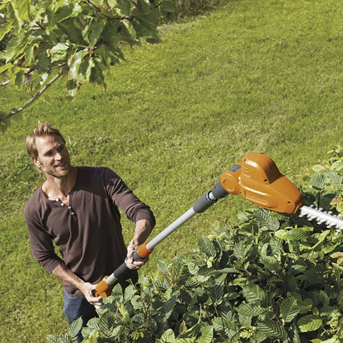 Flymo SabreCut XT 42cm (16.5") Electric Hedge Trimmer - Image 4