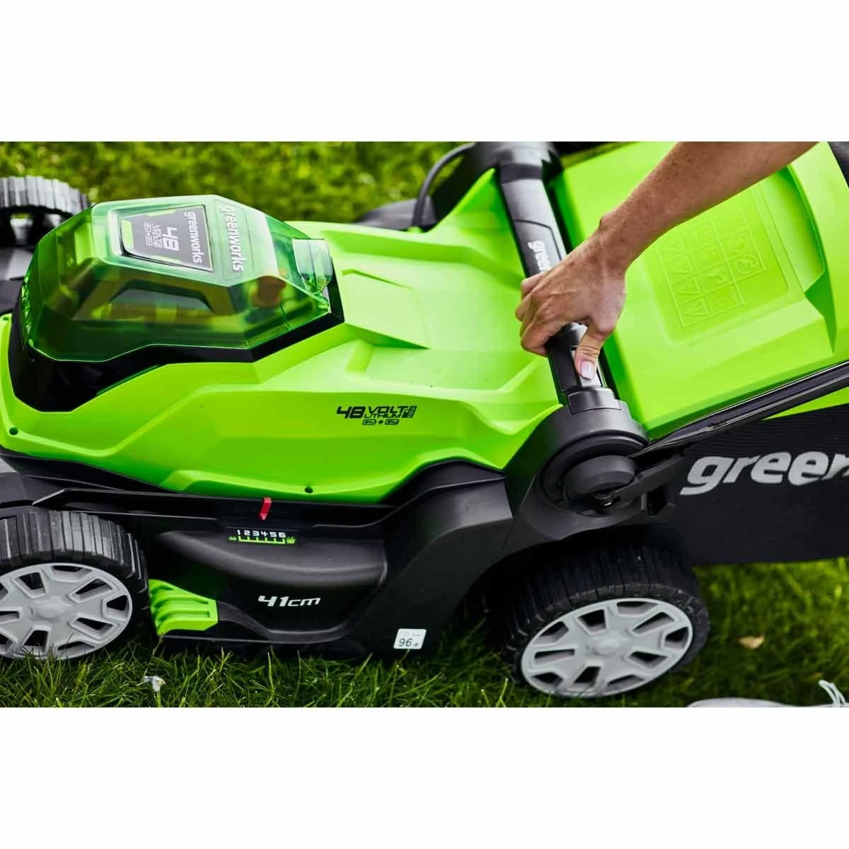 Greenworks 48v Cordless 41cm Lawnmower With Two 24v 2Ah Batteries & 2A Charger - Image 7