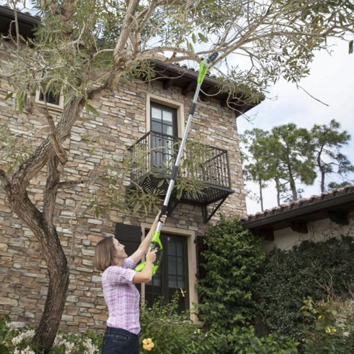 Greenworks 24v Cordless Pole Saw With 2Ah Lithium-ion Battery And Charger - Image 3