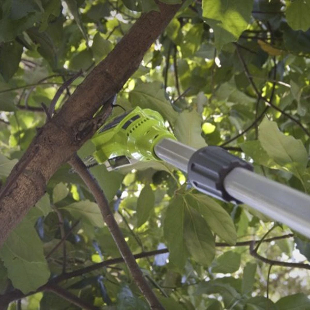 Greenworks 24v Cordless Pole Saw With 2Ah Lithium-ion Battery And Charger - Image 5