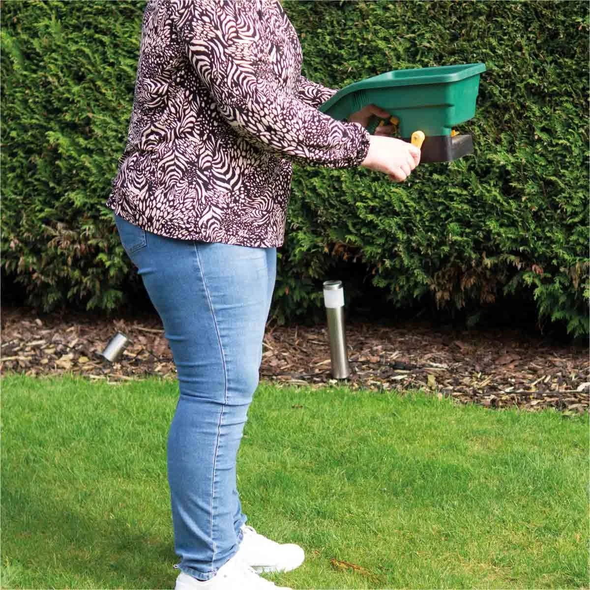 St Helens Manual Seed Spreader - Image 3