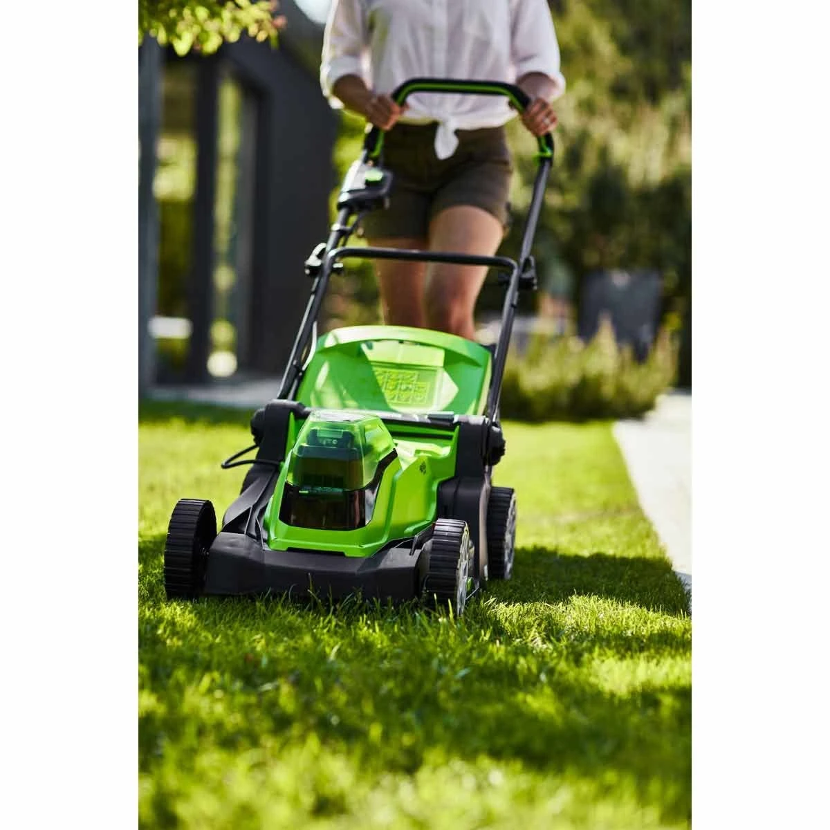 Greenworks 48V 41cm Cordless Lawnmower (2 X 4AH Battery & 2A Twin Charger) - Image 9