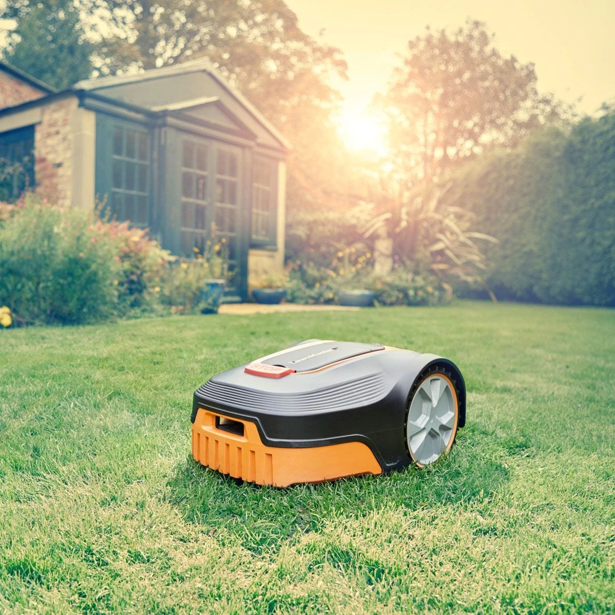 LawnMaster Robotic Lawnmower With Charging Station For Gardens Up To 400m2 - Image 2