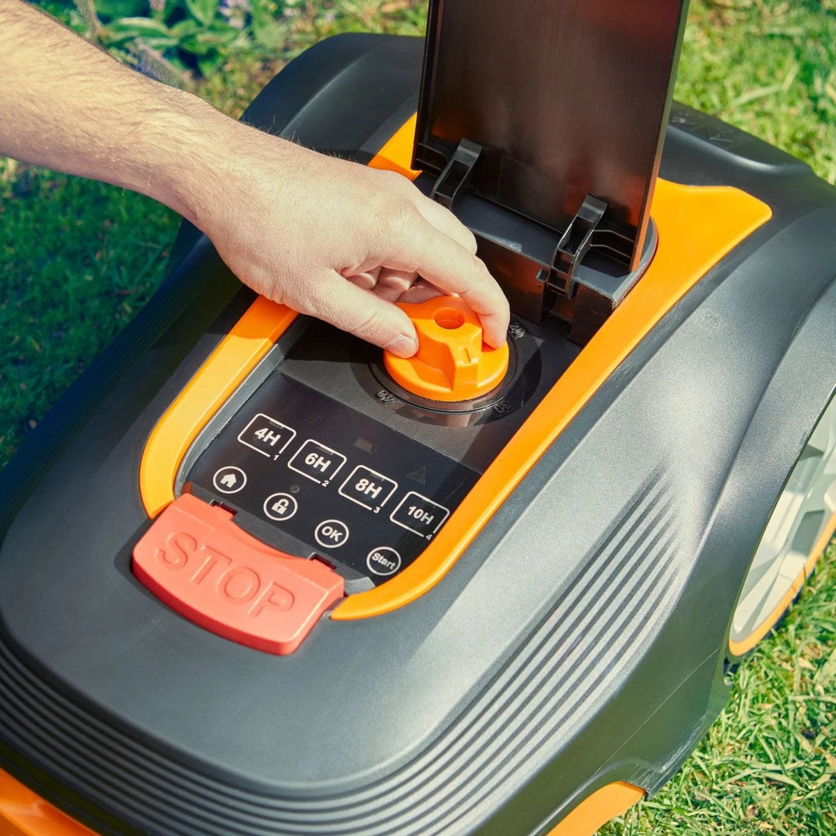 LawnMaster Robotic Lawnmower With Charging Station For Gardens Up To 400m2 - Image 3