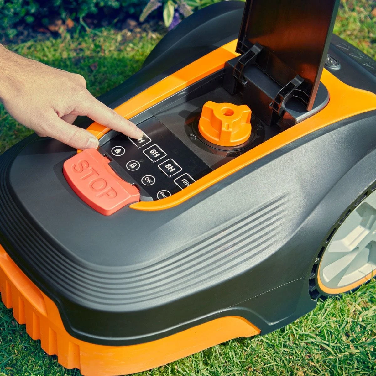 LawnMaster Robotic Lawnmower With Charging Station For Gardens Up To 400m2 - Image 4