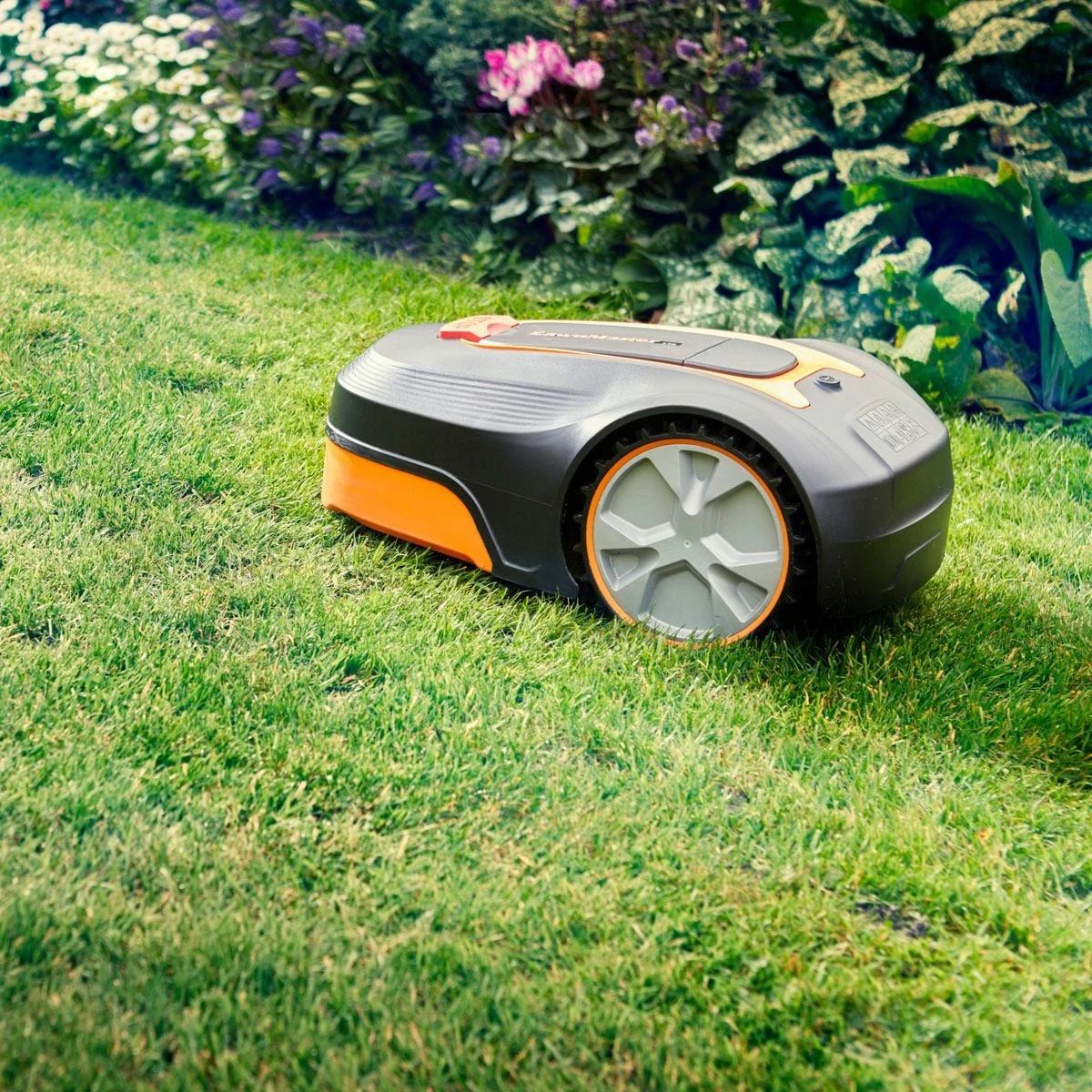 LawnMaster Robotic Lawnmower With Charging Station For Gardens Up To 400m2 - Image 6