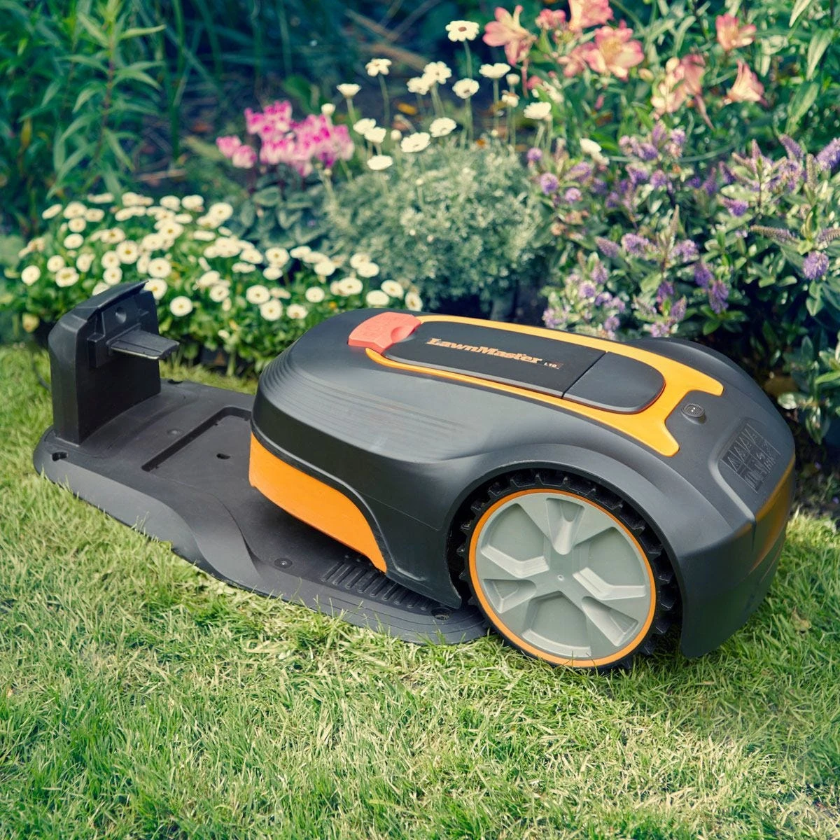 LawnMaster Robotic Lawnmower With Charging Station For Gardens Up To 400m2 - Image 8