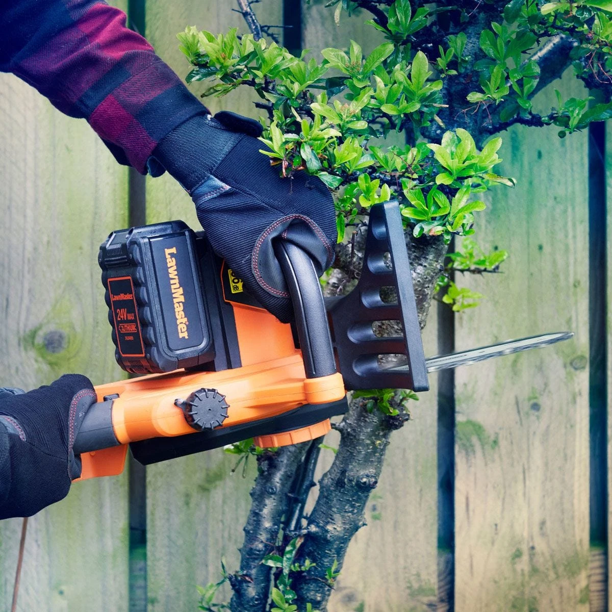 LawnMaster MX 24V 25cm Cordless Chainsaw - Image 10