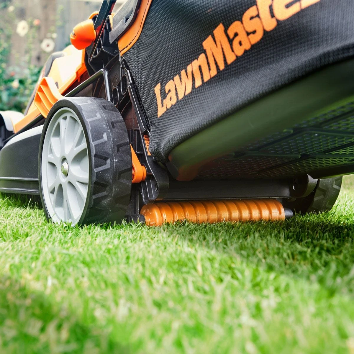 LawnMaster MX 24V 34cm Cordless Lawnmower And Grass Trimmer Set With 2 Battery Packs - Image 7