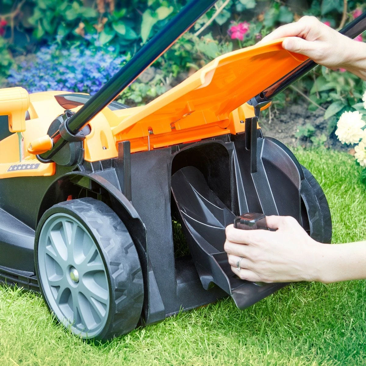 LawnMaster MX 24V 37cm Cordless Lawnmower And Grass Trimmer Set With 2 Battery Packs - Image 5