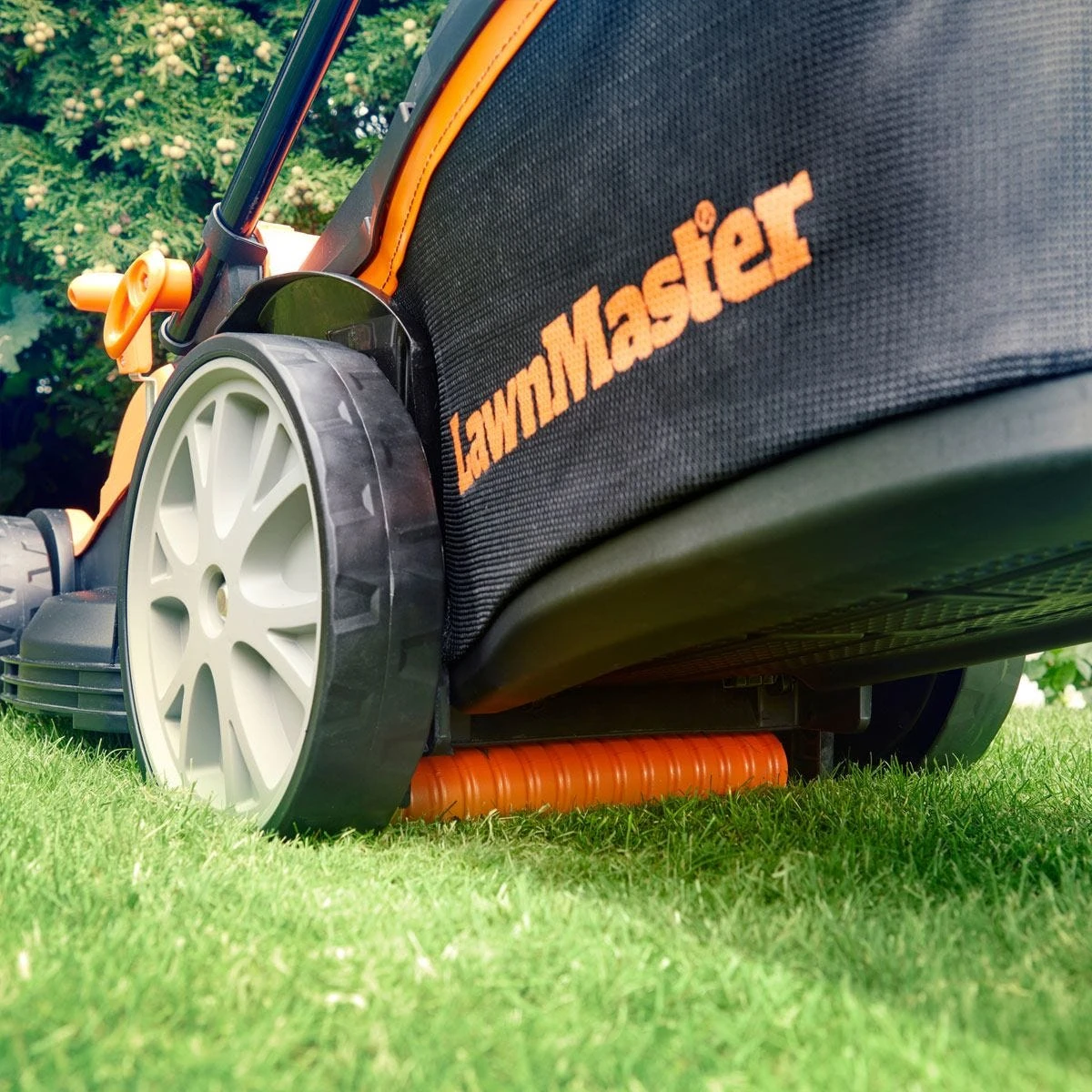 LawnMaster 1800W 40cm Electric Lawnmower And 25cm Grass Trimmer Set - Image 6