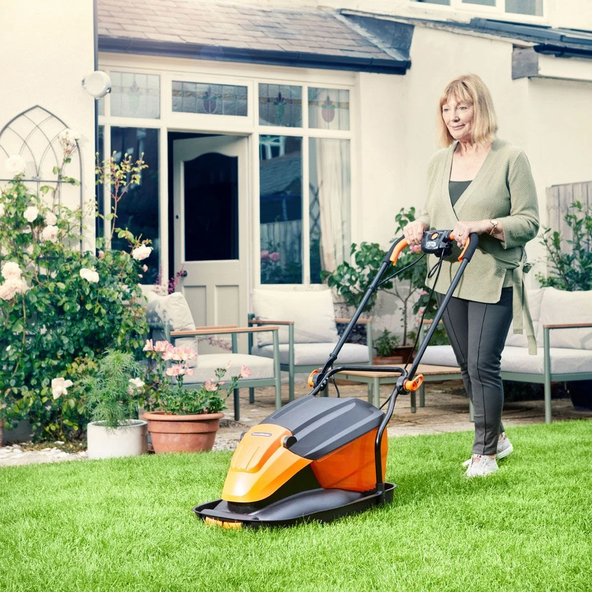 LawnMaster 36cm 1800W Hover Electric Lawnmower With Grass Collection - Image 4