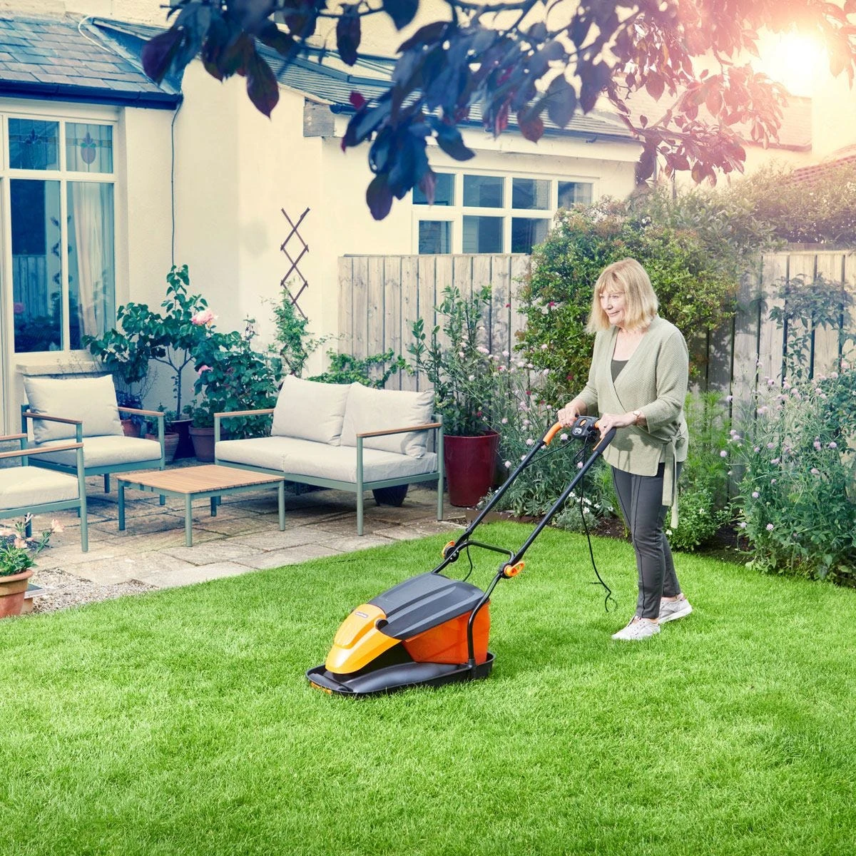 LawnMaster 36cm 1800W Hover Electric Lawnmower With Grass Collection - Image 7