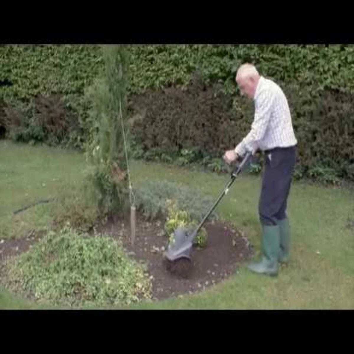 The Handy 80kg (175lb) Towed Broadcast Spreader - Image 2